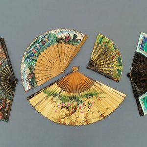 Cinq éventails en papier peint, bois et laque, Chine, Canton, 19ème — photo 1
