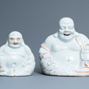 Cinq figures de Bouddha en porcelaine de Chine famille rose et blanc monochrome, marques en creux, 19/20ème — photo 2