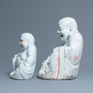 Cinq figures de Bouddha en porcelaine de Chine famille rose et blanc monochrome, marques en creux, 19/20ème — photo 5