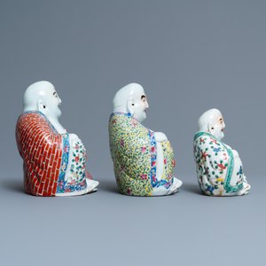 Cinq figures de Bouddha en porcelaine de Chine famille rose et blanc monochrome, marques en creux, 19/20ème — photo 10