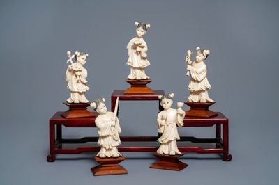 Cinq figures de filles aux fleurs et attributs en ivoire sculpté, Chine, vers 1920