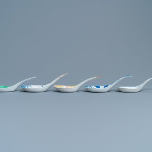 Cinq grandes cuillères en porcelaine de Chine en bleu et blanc, famille rose et vert monochrome, 19/20ème — photo 4