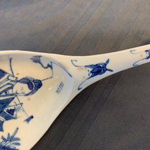 Cinq grandes cuillères en porcelaine de Chine en bleu et blanc, famille rose et vert monochrome, 19/20ème — photo 7