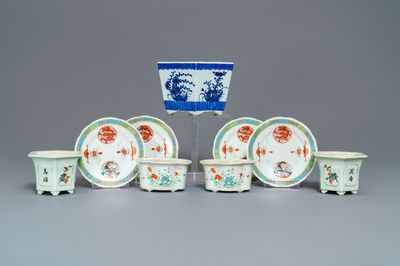 Cinq jardinières et quatre assiettes en porcelaine de Chine, 19/20ème