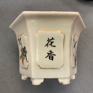 Cinq jardinières et quatre assiettes en porcelaine de Chine, 19/20ème — photo 33