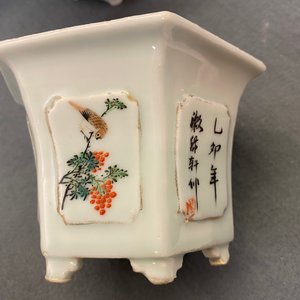 Cinq jardinières et quatre assiettes en porcelaine de Chine, 19/20ème — photo 34
