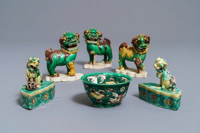 Cinq modèles de lions bouddhistes et un bol en biscuit émaillé vert, Kangxi