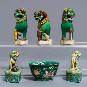 Cinq modèles de lions bouddhistes et un bol en biscuit émaillé vert, Kangxi — photo 3
