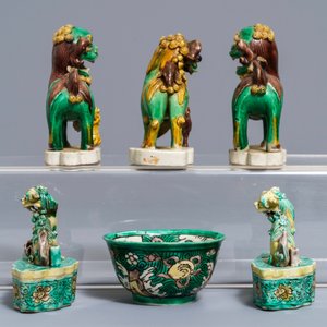 Cinq modèles de lions bouddhistes et un bol en biscuit émaillé vert, Kangxi — photo 5