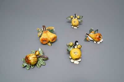 Cinq modèles de pommes et poires en faïence polychrome de Delft, 18ème