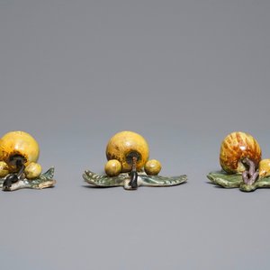 Cinq modèles de pommes et poires en faïence polychrome de Delft, 18ème — photo 4