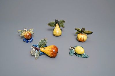Cinq modèles de pommes, poires et une prune en faïence polychrome de Delft, 18ème