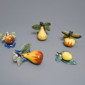 Cinq modèles de pommes, poires et une prune en faïence polychrome de Delft, 18ème — photo 1