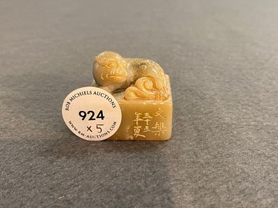 Cinq objets de lettrés en bambou, bois incrusté, os et pierre à savon, Chine, 19/20ème — photo 5