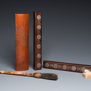 Cinq objets de lettrés en bambou, bois incrusté, os et pierre à savon, Chine, 19/20ème — photo 1