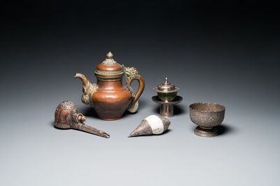 Cinq objets rituels en cuivre, argent, jade et bois, Tibet, 19/20ème