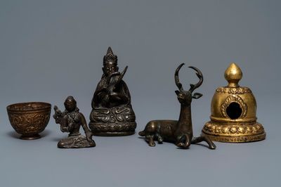 Cinq objets votives bouddhistes en bronze, Tibet et Népal, 18/19ème