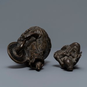 Cinq objets votives bouddhistes en bronze, Tibet et Népal, 18/19ème — photo 24