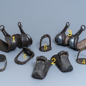 Cinq paires d'étriers en bronze, Chine et Japon, 18/19ème — photo 2