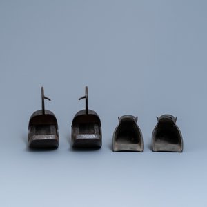 Cinq paires d'étriers en bronze, Chine et Japon, 18/19ème — photo 6