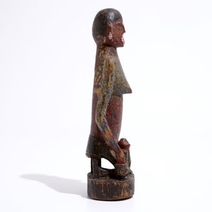 Cinq paniers, une figure en bois sculpté polychrome, une pipe et un collier crucifixe, R.D. Congo, 1ère moitié du 20ème — photo 13