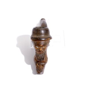 Cinq paniers, une figure en bois sculpté polychrome, une pipe et un collier crucifixe, R.D. Congo, 1ère moitié du 20ème — photo 7