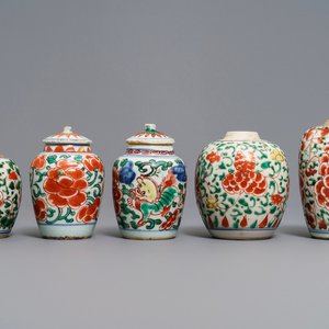 Cinq petits vases en porcelaine de Chine wucai, époque Transition et Kangxi — photo 1
