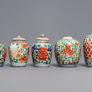 Cinq petits vases en porcelaine de Chine wucai, époque Transition et Kangxi — photo 2