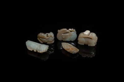 Cinq pièces en jade céladon et rouille sculpté, Chine, 19ème