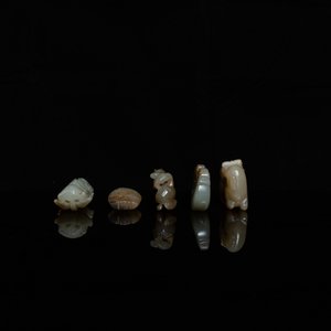 Cinq pièces en jade céladon et rouille sculpté, Chine, 19ème — photo 3