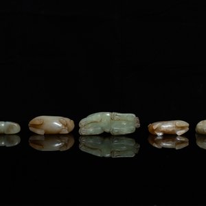 Cinq pièces en jade céladon et rouille sculpté, Chine, 19ème — photo 7