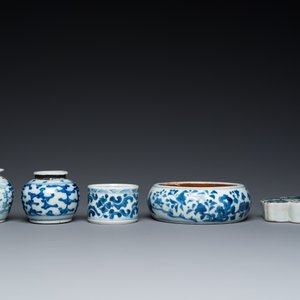 Cinq pièces en porcelaine de Chine en bleu et blanc, Kangxi et postérieur — photo 3