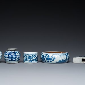 Cinq pièces en porcelaine de Chine en bleu et blanc, Kangxi et postérieur — photo 4