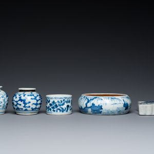 Cinq pièces en porcelaine de Chine en bleu et blanc, Kangxi et postérieur — photo 5