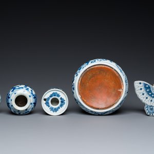 Cinq pièces en porcelaine de Chine en bleu et blanc, Kangxi et postérieur — photo 6