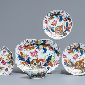 Cinq pièces en porcelaine de Chine famille rose à décor 'pseudo feuille de tabac', Qianlong — photo 1