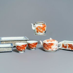 Cinq pièces en porcelaine de Chine rouge de fer et deux jardinières en bleu et blanc, 19ème — photo 1