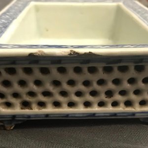 Cinq pièces en porcelaine de Chine rouge de fer et deux jardinières en bleu et blanc, 19ème — photo 21