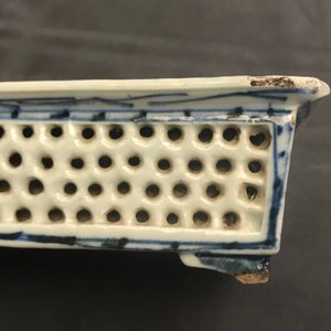 Cinq pièces en porcelaine de Chine rouge de fer et deux jardinières en bleu et blanc, 19ème — photo 23