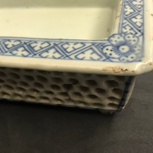 Cinq pièces en porcelaine de Chine rouge de fer et deux jardinières en bleu et blanc, 19ème — photo 26