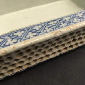 Cinq pièces en porcelaine de Chine rouge de fer et deux jardinières en bleu et blanc, 19ème — photo 27