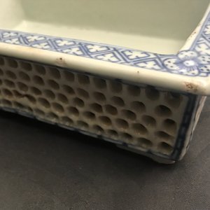 Cinq pièces en porcelaine de Chine rouge de fer et deux jardinières en bleu et blanc, 19ème — photo 30