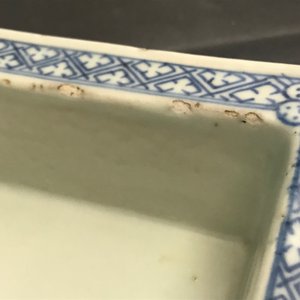 Cinq pièces en porcelaine de Chine rouge de fer et deux jardinières en bleu et blanc, 19ème — photo 34