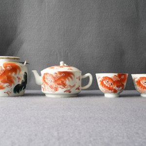 Cinq pièces en porcelaine de Chine rouge de fer et deux jardinières en bleu et blanc, 19ème — photo 41