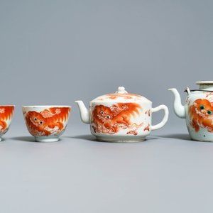 Cinq pièces en porcelaine de Chine rouge de fer et deux jardinières en bleu et blanc, 19ème — photo 6