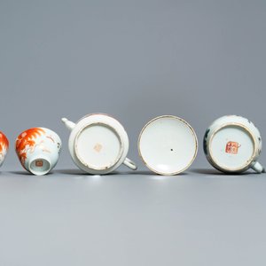 Cinq pièces en porcelaine de Chine rouge de fer et deux jardinières en bleu et blanc, 19ème — photo 9