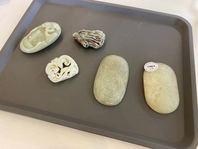 Cinq pièces sculptées en jade blanc et céladon, Chine, 19/20ème — photo 1