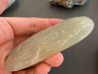 Cinq pièces sculptées en jade blanc et céladon, Chine, 19/20ème — photo 11