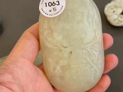 Cinq pièces sculptées en jade blanc et céladon, Chine, 19/20ème — photo 13