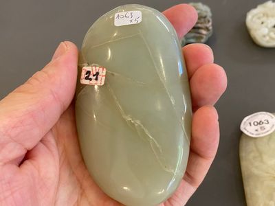 Cinq pièces sculptées en jade blanc et céladon, Chine, 19/20ème — photo 10
